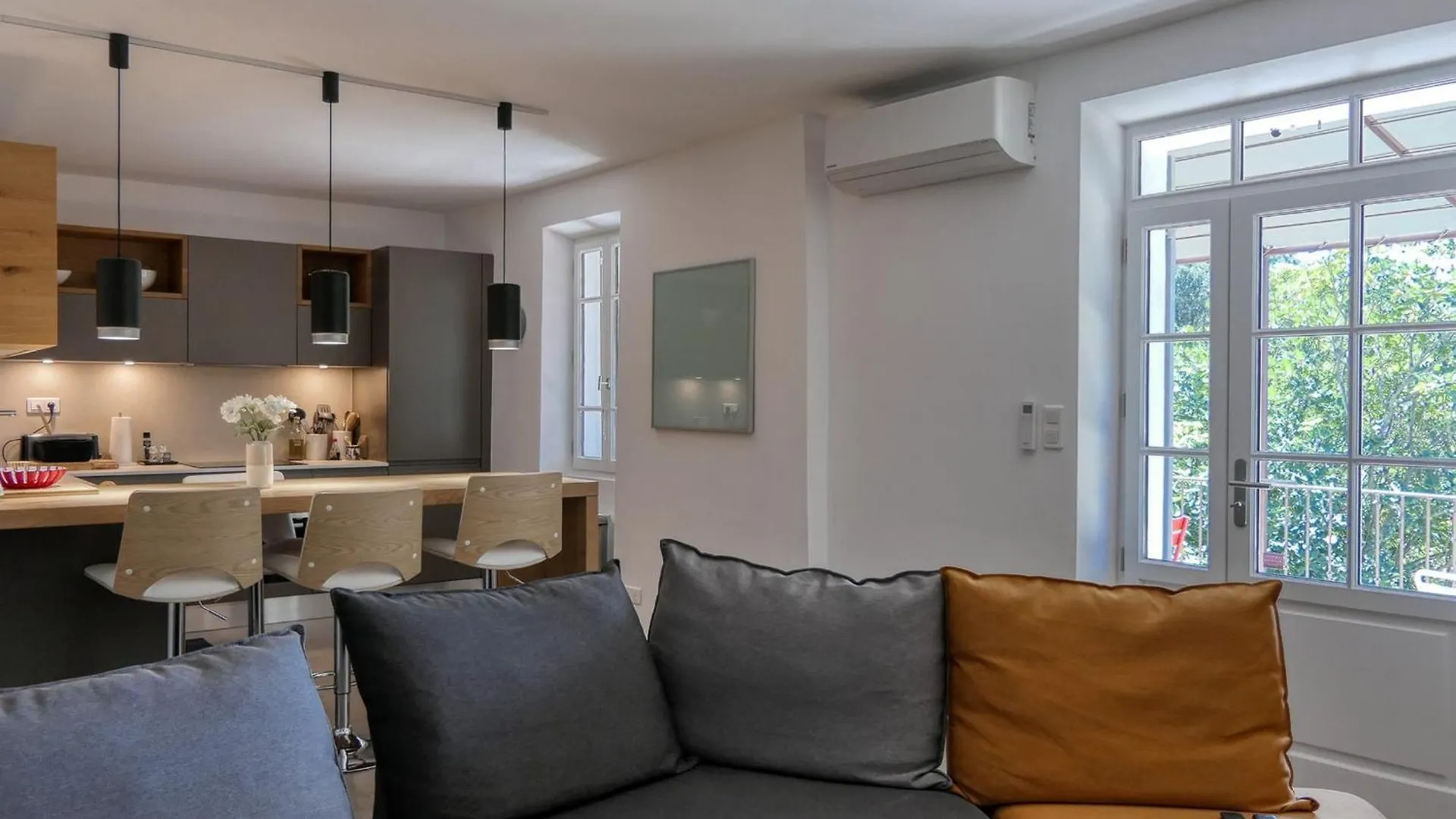 Mas Renove A Menerbes : Piscine Privee, Clim, Wifi, Animaux Admis, Parking - Fr-1-708-82 Villa France